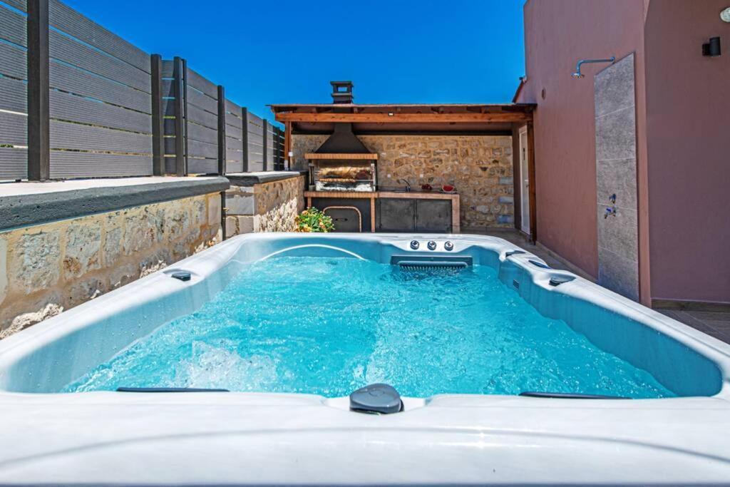 Villa Anthi, A Modern Villa With Salted Water Pool,Hot Tub & Bbq! Rethymno Exteriör bild